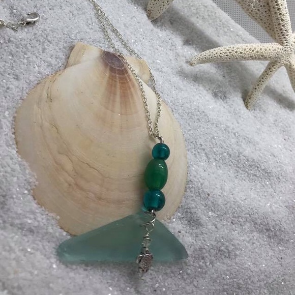 Authentic Billie green sea glass necklace - Picture 2 of 2